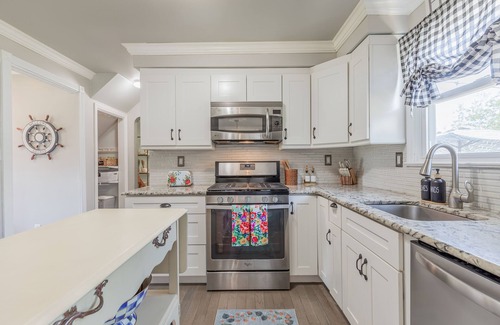 Villas House | Pet-Friendly Bay Escape w/Pool