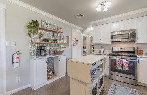 Villas House | Pet-Friendly Bay Escape w/Pool