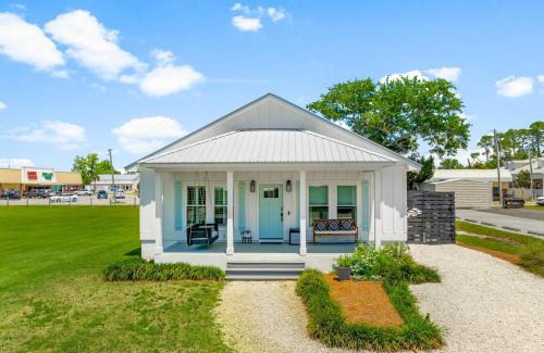 Port St. Joe House | Pet Friendly Beach House - 6th Street Retreat by Panhandle Getaways