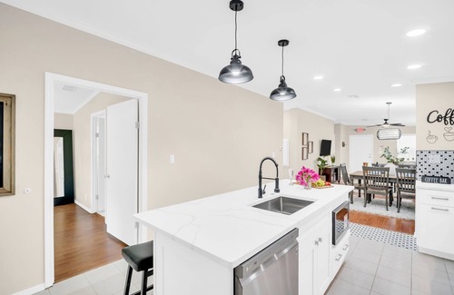 Dunedin Cottage | Pet Friendly! Beaches, Breweries & Blue Jays – DT Dunedin, Near Marina & Trail.