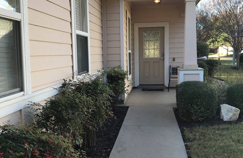 Sun City Cottage | PET FRIENDLY! Book now to enjoy great TEXAS SPRING Weather!