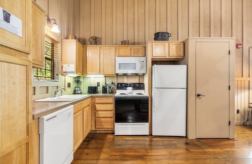 Branson Cabin | Pet-Friendly Branson Stay | Cabin w/Deck & Pools