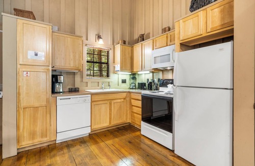 Branson Cabin | Pet-Friendly Branson Stay | Cabin w/Deck & Pools