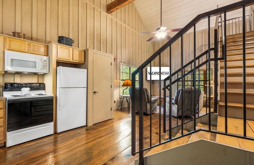 Branson Cabin | Pet-Friendly Branson Stay | Cabin w/Deck & Pools