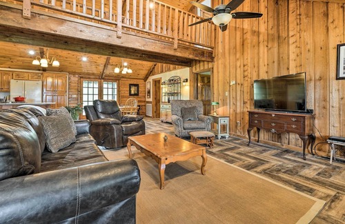 Pickens Cabin | Pet-Friendly Broken Bow Gem w/ Deck & Grill!