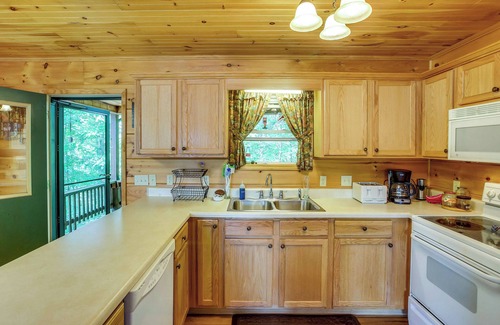 Byrdstown Cabin | Pet-Friendly Byrdstown Cabin w/Fire Pit & Porch!