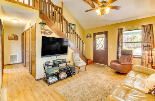 Byrdstown House | Pet-Friendly Byrdstown Cottage with Deck and Fire Pit!
