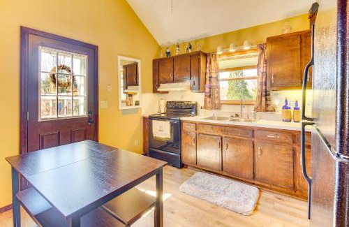 Byrdstown House | Pet-Friendly Byrdstown Cottage with Deck and Fire Pit!