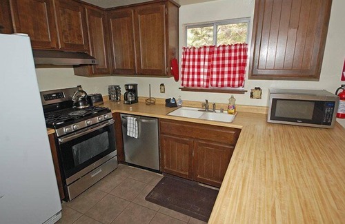 Tahoe Paradise House | Pet Friendly - Central to 3 Ski Resorts!