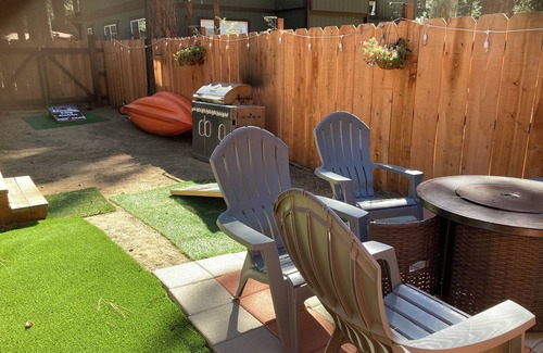 Al Tahoe Cabin | Pet Friendly Cabin, HotTub, Bikes, Kayaks, Gameroom, @ the Lake close to Skiing!