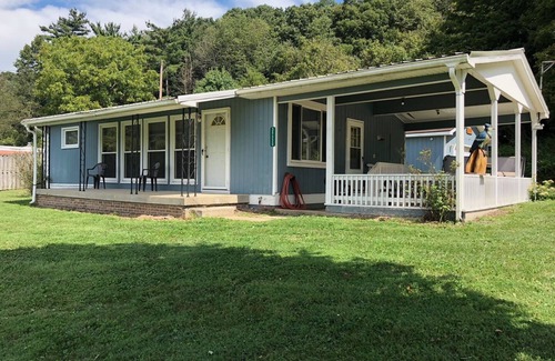 Nelsonville Cabin | Pet Friendly Cabin with hot tub near ATV trails WNF and Hocking Hills