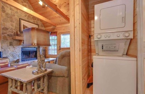 Wears Valley Cabin | Pet-friendly Cabin in the Hills! HOT TUB + Wifi