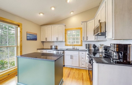 Purlear Cabin | Pet-Friendly Cabin w/Hot Tub in North Carolina!