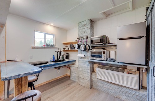 Hillsgrove Cottage | Pet-friendly Cabin w/Grill in Hillsgrove