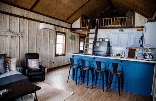 Groveoak Apartment | Pet-Friendly Cabin w/Views & Lake Access - Lucky Lodge