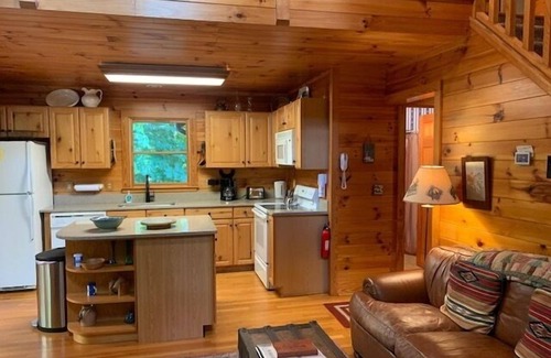 Ferguson Cabin | Pet-Friendly,Cedar Cabin, Spa Tub, WiFi,Fireplace