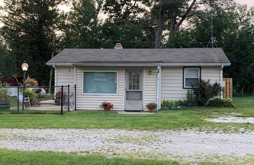 Brimfield Cottage | Pet friendly Charming Lake-Access 2-bedroom Cottage with channel pier, fenced