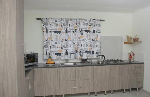 Kareeberg Apartment | Pet-Friendly, Close to Airports, Golf & Schools