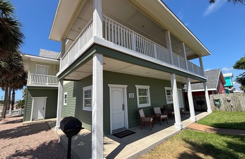 Port Aransas Condo | Pet Friendly, Close to the Beach, Golf Cart Access