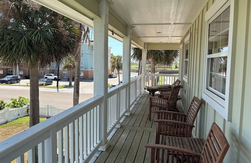 Port Aransas Condo | Pet Friendly, Close to the Beach, Golf Cart Access
