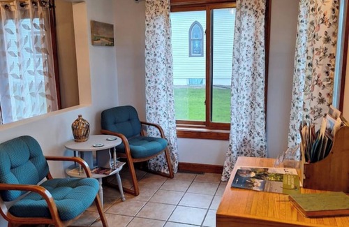 Dresbach House | Pet-friendly, Comfy 2-Story near Mississippi River
