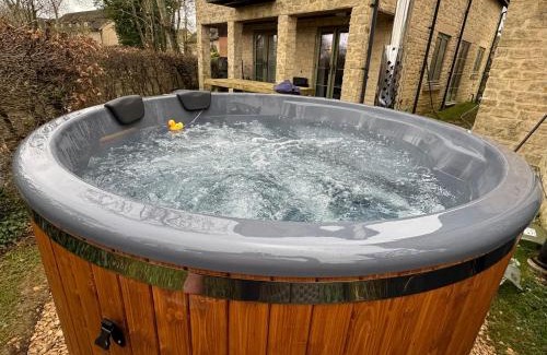 Cirencester House | Pet friendly Cotswold Cottage with hot tub and swimming pools
