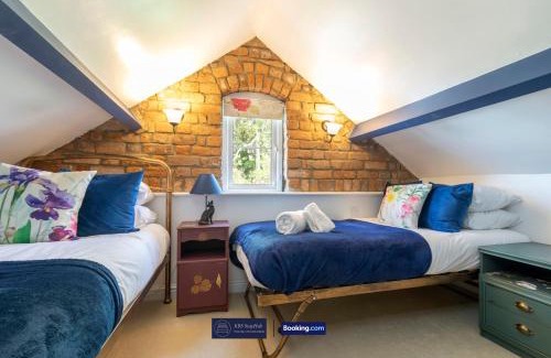 Stonehouse House | Pet Friendly Cottage By KBS Stayhub Short Lets & Serviced Accommodation Stonehouse With Log Fire, Parking