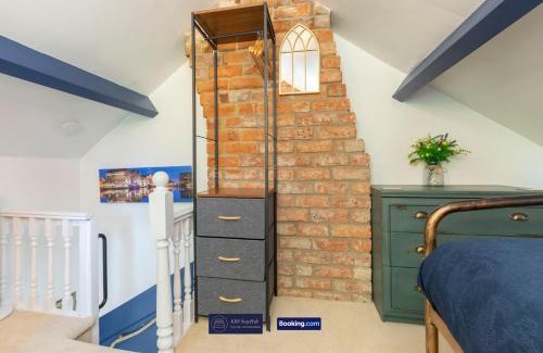 Stonehouse House | Pet Friendly Cottage By KBS Stayhub Short Lets & Serviced Accommodation Stonehouse With Log Fire, Parking