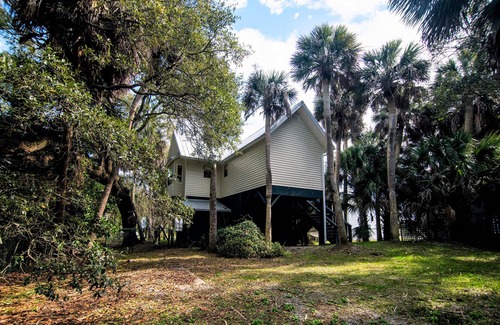Edisto Island House | Pet Friendly Cottage w/Fenced Yard; Ocean Views from Sun Deck; Easy Beach Access; CableTV/WiFi