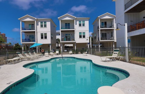 Gulf Shores Cottage | Pet Friendly Cottage - Heated Pool - Sleeps 10!