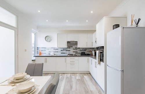 Deal Apartment | Pet friendly cottage, a stone's throw away from the beach.