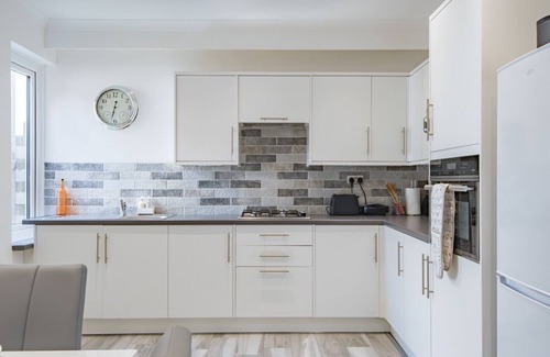 Deal Apartment | Pet friendly cottage, a stone's throw away from the beach.