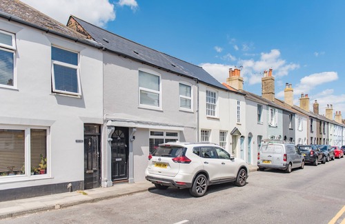 Deal Apartment | Pet friendly cottage, a stone's throw away from the beach.