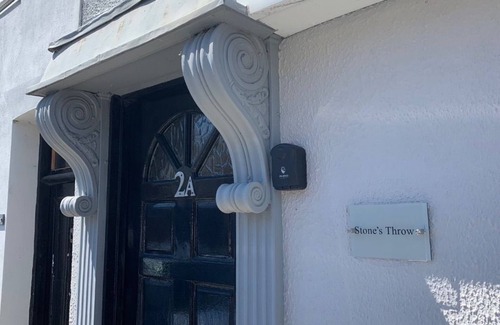 Deal Apartment | Pet friendly cottage, a stone's throw away from the beach.