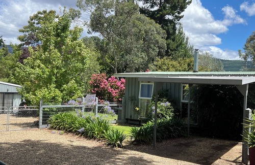 Bright Cottage | Pet friendly cottage in the heart of Bright. Park the car and walk everywhere!