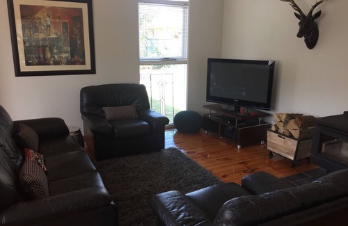 Bright Cottage | Pet friendly cottage in the heart of Bright. Park the car and walk everywhere!