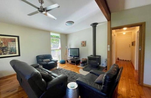 Bright Cottage | Pet friendly cottage in the heart of Bright. Park the car and walk everywhere!