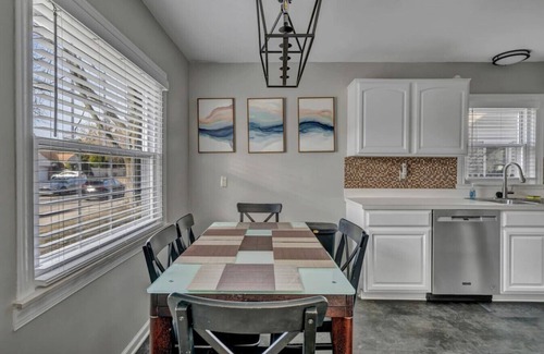 Royal Oak House | Pet Friendly Cozy Bungalow with King Bed and Yard