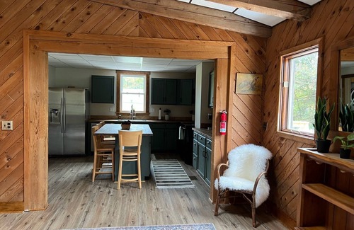White Cabin | Pet Friendly Cozy Cabin Close to Slopes