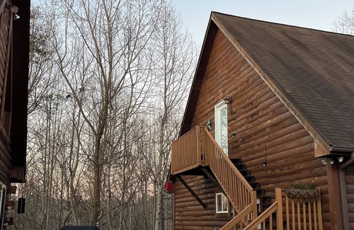 Sweetbriar Farms Cabin | Pet Friendly Cozy Loft Apartment in Lake Lure