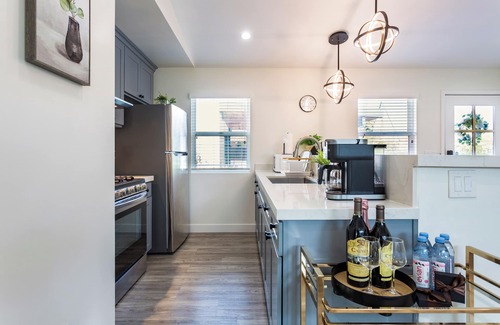 Mid Central House | Pet Friendly Designer House in Pasadena with Outdoor Kitchen & King Bed & AC