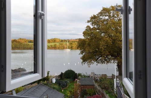 Fareham Apartment | Pet friendly direct water access 3bed sleeps 6