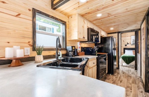 Guntersville Cottage | Pet Friendly + Dog Park + Outdoor Games & Firepit Mins to Guntersville