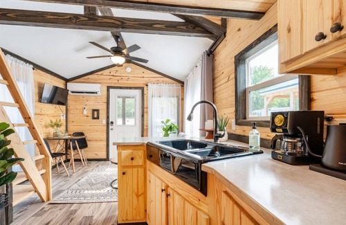 Guntersville Cottage | Pet Friendly + Dog Park + Outdoor Games & Firepit Mins to Guntersville