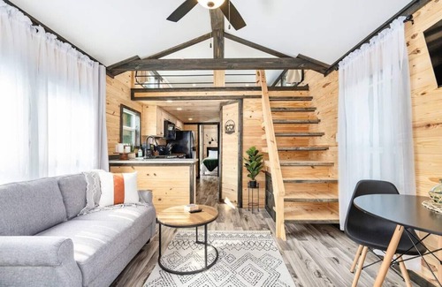 Guntersville Cottage | Pet Friendly + Dog Park + Outdoor Games & Firepit Mins to Guntersville