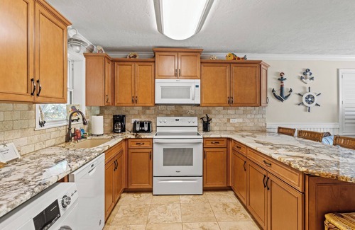 Marathon Apartment | Pet-friendly Duplex unit with pool, cabana, grill, and waterside views!