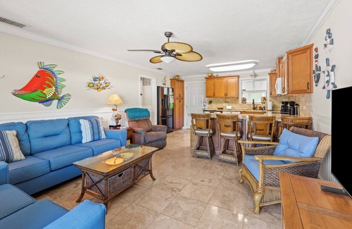 Marathon Apartment | Pet-friendly Duplex unit with pool, cabana, grill, and waterside views!