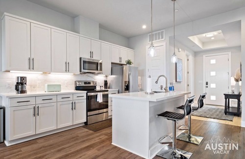 East MLK Apartment | Pet-Friendly East ATX w/Gym, Work Desk & Parking