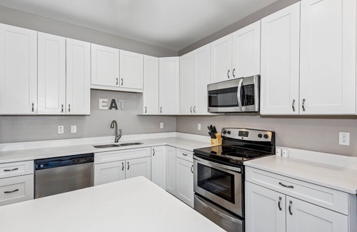 East Hill House | Pet Friendly East Hill New Build - Walk to Graffiti Bridge - Close to Downtown and Pensacola Beach