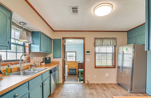 Etta House | Pet-Friendly Ecru Home: Patio & Yard, Near Hiking